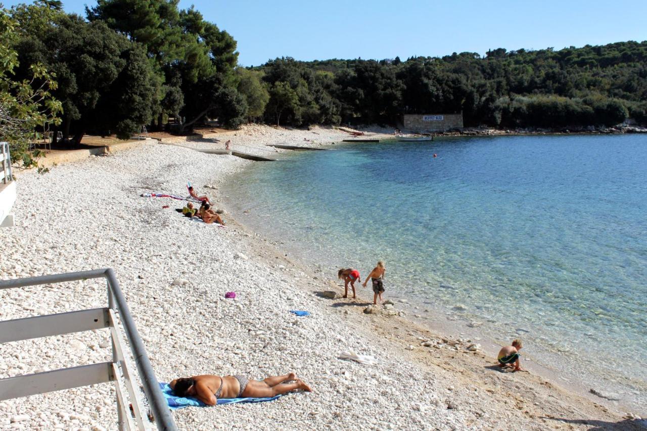 Apartment Apartments With A Parking Space Banjole, Pula - 7036 Pula
